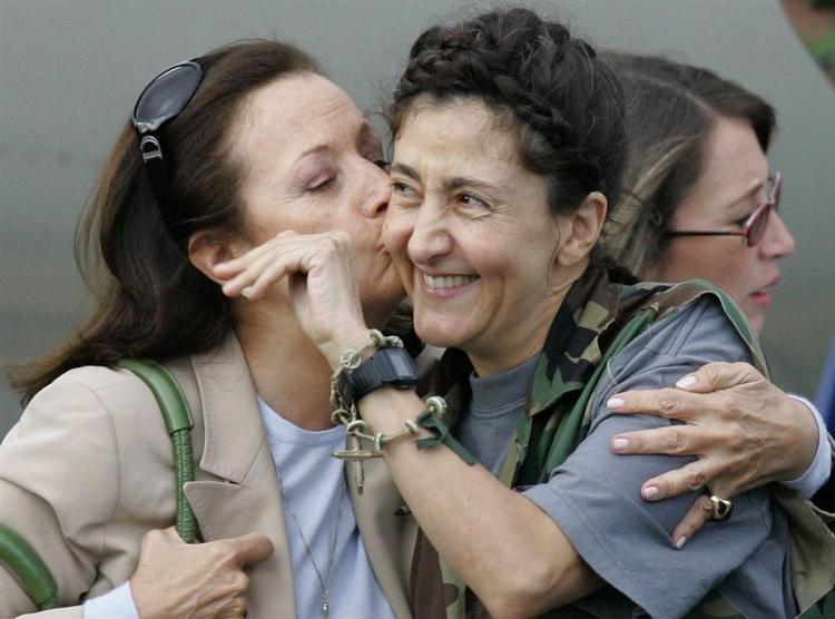 Ingrid Betancourt bliver kysset af sin mor, efter at hun i går blev befriet fra Farc. 