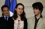 Ingrid Betancourts to børn, Lorenzo Delloye (th) og Melanie Delloye mødte Frankrigs præsident Nicolas Sarkozy i Paris i går. Så snart de er blevet forenet med deres mor, returnerer de alle tre til Frankrig for at takke præsidenten. 