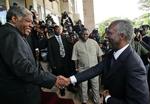 Zambias præsident, Levy Mwanawasa, (tv.) hilser på sin sydafrikanske kollega, Thabo Mbeki. 