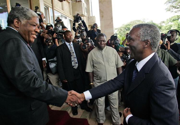Zambias præsident, Levy Mwanawasa, (tv.) hilser på sin sydafrikanske kollega, Thabo Mbeki. 