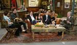 Lisa Kudrow (tv), Matt LeBlanc, Matthew Perry, Courtney Cox Arquette, David Schwimmer og Jennifer Aniston har inviteret talk show værten Jay Leno indenfor på settet til 'Friends'. 