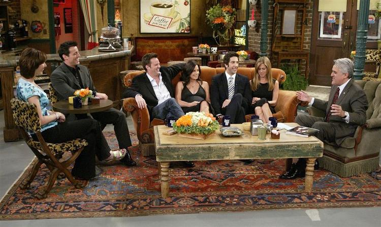 Lisa Kudrow (tv), Matt LeBlanc, Matthew Perry, Courtney Cox Arquette, David Schwimmer og Jennifer Aniston har inviteret talk show værten Jay Leno indenfor på settet til 'Friends'. 