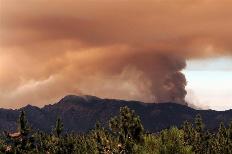 Orange røgskyer spreder sig over Californien. 
