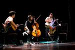 I midten sad de velspillende John Woo (guitar) og Sam Davol (cello). Men det var fra ude fra scenesiden, at magien kom. Her tronede arkitekten bag The Magnetic Fields, Stephen Merritt, på en høj stol med sine sure opstød og fantastiske stemme. 