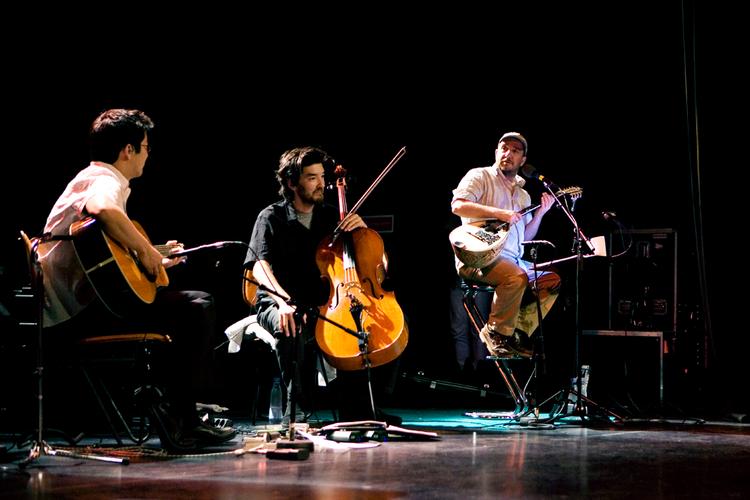 I midten sad de velspillende John Woo (guitar) og Sam Davol (cello). Men det var fra ude fra scenesiden, at magien kom. Her tronede arkitekten bag The Magnetic Fields, Stephen Merritt, på en høj stol med sine sure opstød og fantastiske stemme. 