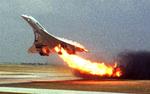 Air France's Concorde 4590 letter fra Charles De Gaulle lufthavnen udenfor Paris 25. juli 2000 med voldsomme flammer ud af brændstoftankene. 109 passagerer omkom sammen med fire på jorden. 