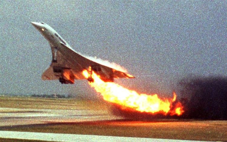Air France's Concorde 4590 letter fra Charles De Gaulle lufthavnen udenfor Paris 25. juli 2000 med voldsomme flammer ud af brændstoftankene. 109 passagerer omkom sammen med fire på jorden. 