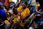 Ifølge FN kan erhvervslivet gøre en afgørende forskel i bekæmpelsen af fattigdom. De nigerianske kvinderne her står i kø for at få mad fra Røde Kors til deres underernærede børn. Niger er verdens fattigste land. 