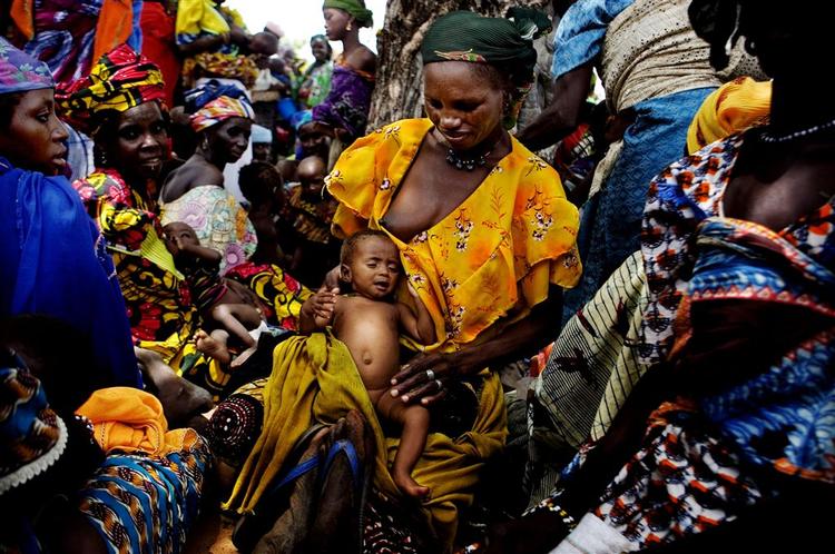 Ifølge FN kan erhvervslivet gøre en afgørende forskel i bekæmpelsen af fattigdom. De nigerianske kvinderne her står i kø for at få mad fra Røde Kors til deres underernærede børn. Niger er verdens fattigste land. 