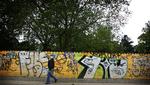 Assistens-kirkegårdens mur inden den blev renset for grafitti. 
