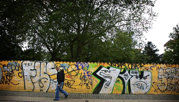 Assistens-kirkegårdens mur inden den blev renset for grafitti. 