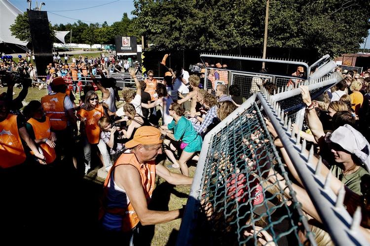 Klokken 17 åbnede årets Roskilde. Ved port syv stormede folk igennem indgangen. 