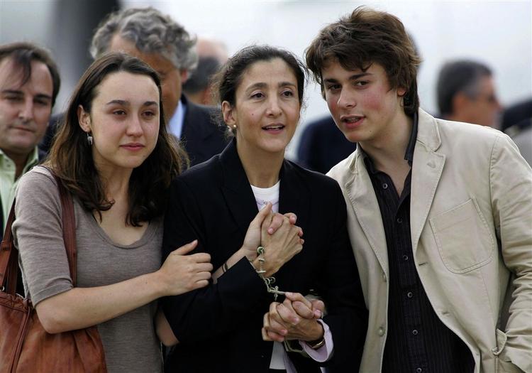 Ingrid Betancourt er genforenet med sine børn, Lorenzo og Melanie, efter seks år i fangenskab. 