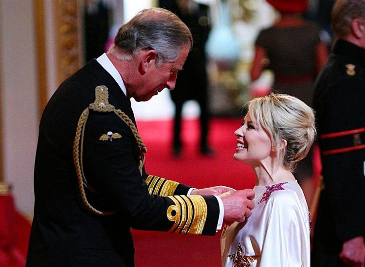 Prins Charles overrækken hædersmedaljen til den australske sanger Kylie Minogue. 