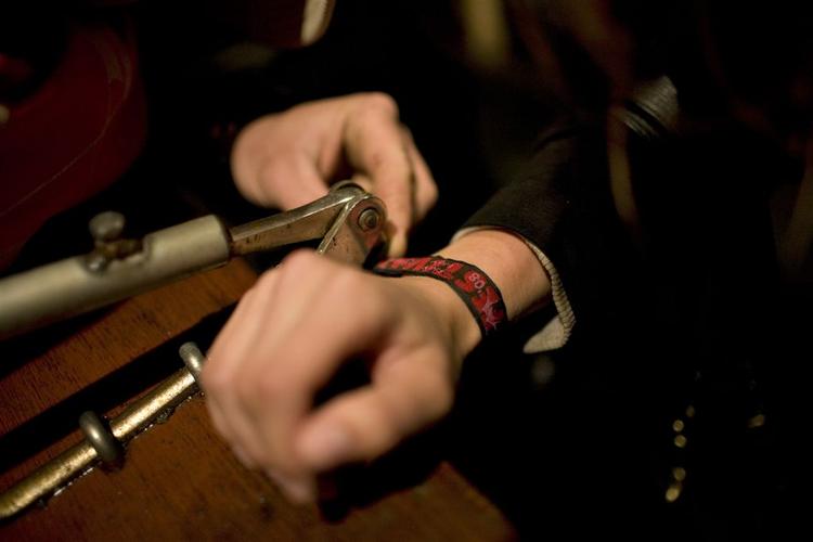 Festivalgæsterne skal passe på deres armbånd om natten i teltene. 