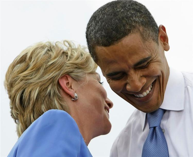 Demokraternes Barack Obama og Hillary Clinton er nogle af de kendte, som har oplevet, at deres pas-oplysninger har været genstand for snageri fra offentligt ansatte. 