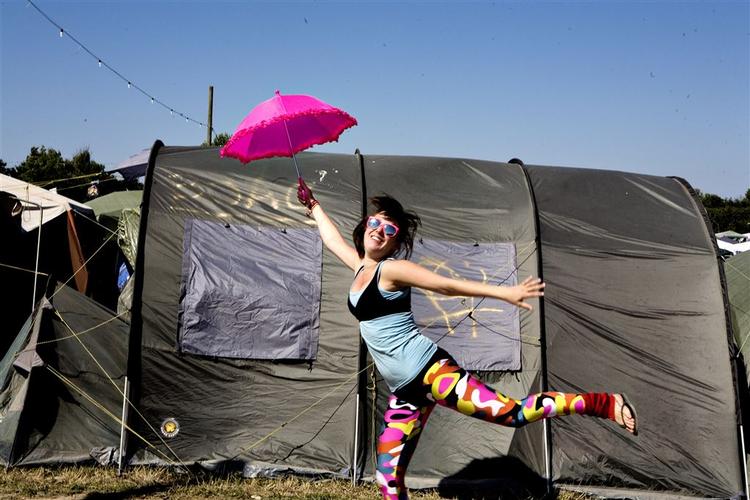 Festivalens gæster nyder det varme vejr, som står i skarp kontrast til sidste års mudderfest. 