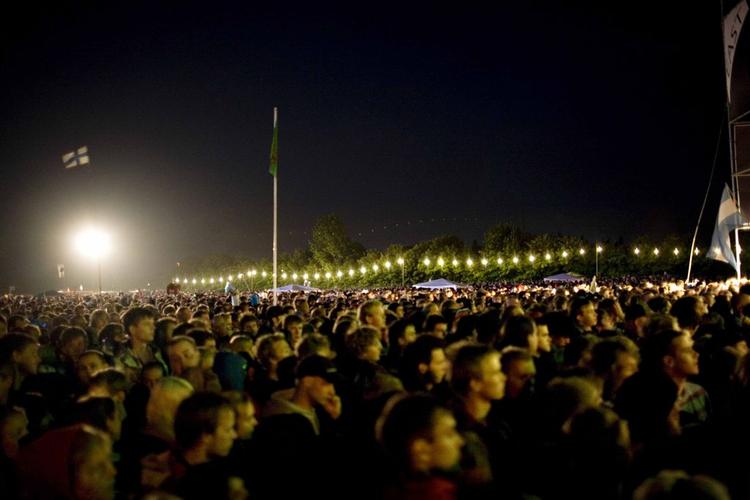 Festivalpladsen går i stå mellem koncerterne, mener festmennesker, der lavede sin egen fest i nat. 