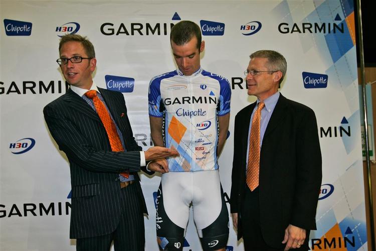 Team Garmin-Chipotle satser på GPS i dette års Tour de France. Her er det manager, Jonathan Vaughters  (tv.) sammen med holdkaptajn David Millar og Garmins vicekommunikationschef, John Cassat. 