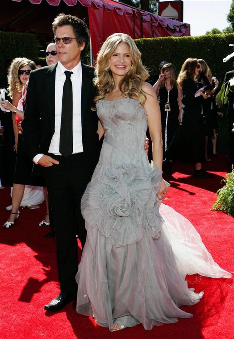 Kevin Bacon ankommer med sin hustru Kyra Sedgwick til Emmy Awards-uddeling i 2006. 