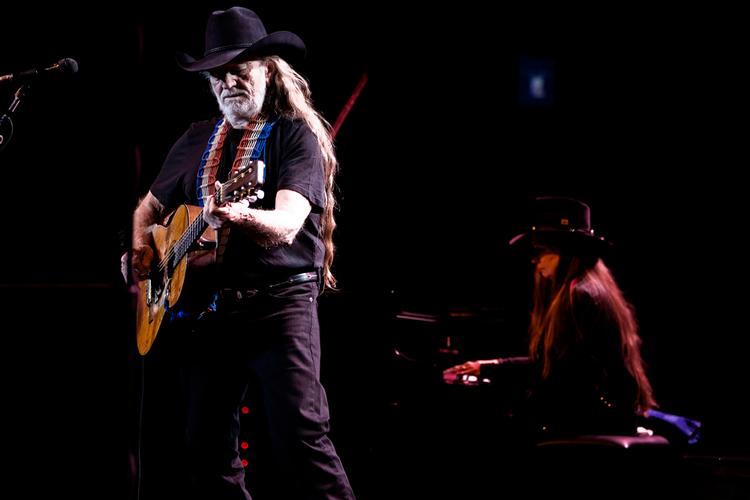 Cowboy-hippie-trubaduren Willie Nelson (billedet) har sammen med Wynton Marsalis udgivet en sjov og afslappet plade. 