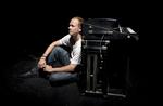 Solo. Lars Winther spiller, komponerer og arrangerer musik. Desuden ejer han sit eget pladeselskab og kan nu også, med koncertrækken i Kaleidoskop/K1 på Nørrebro skrive koncertarrangør på visitkortet. 