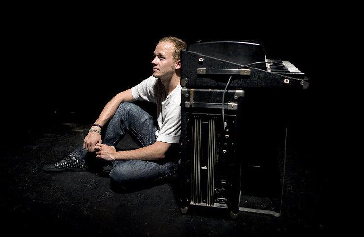 Solo. Lars Winther spiller, komponerer og arrangerer musik. Desuden ejer han sit eget pladeselskab og kan nu også, med koncertrækken i Kaleidoskop/K1 på Nørrebro skrive koncertarrangør på visitkortet. 