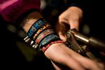 Bliver man taget på festivalområdet uden et armbånd, koster det 5.000 kroner. 