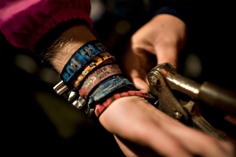 Bliver man taget på festivalområdet uden et armbånd, koster det 5.000 kroner. 