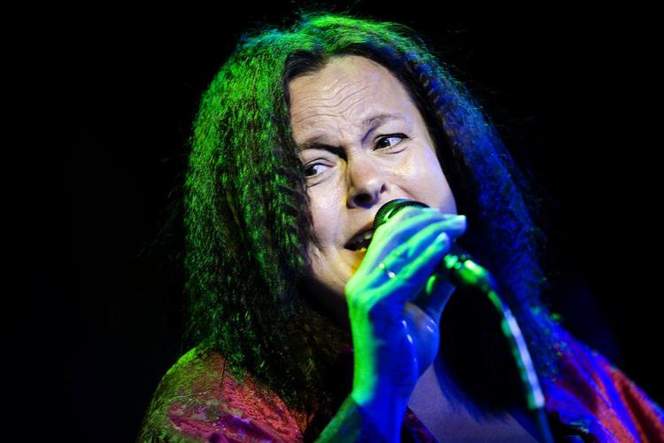 Publikum hyggede sig på Jazzhouse, da Vini Iuel demonstrerede sin sikkerhed som ballade- og bluessanger lørdag aften. 