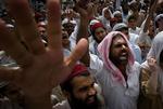 Islamister demonstrerer i Islamabad i forbindelse med årsdagen for stormen på Den Røde Moske. 