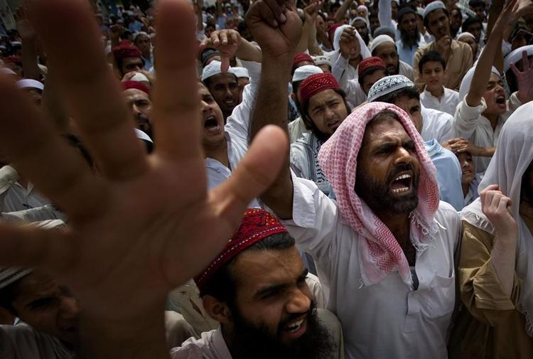 Islamister demonstrerer i Islamabad i forbindelse med årsdagen for stormen på Den Røde Moske. 