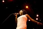 Det er svært at forstå, men ikke desto mindre sandt at livsstykket Sharon Jones har arbejdet som betjent i fængslet på Rikers Island og som bevæbnet vagt på pengetransporter, inden hun slog igennem som et energibundt af en dansende sangerinde. 