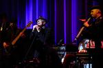 Leonard Cohen er original og umiskendelig i sin stil. Det formidlede han mesterligt til lørdagens koncert på Rosenborg Eksercerplads. 