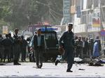 Vild panik i Kabul i går, efter at en selvmordsbomber har angrebet den indiske ambassade. Pakistan afviser at stå bag. 