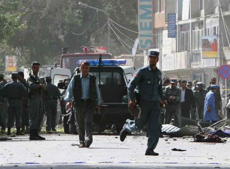 Vild panik i Kabul i går, efter at en selvmordsbomber har angrebet den indiske ambassade. Pakistan afviser at stå bag. 