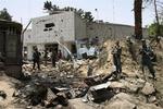 Afghansk politi holder vagt ved det, der før var indgangen til Indiens ambassade i Kabul. 41 døde i dag i et selvmordsbombeangreb mod ambassaden. 