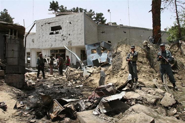 Afghansk politi holder vagt ved det, der før var indgangen til Indiens ambassade i Kabul. 41 døde i dag i et selvmordsbombeangreb mod ambassaden. 