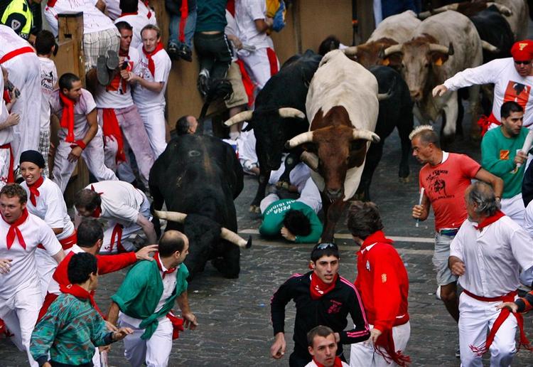Ni er kommet til skade på den første dag med tyreløb i Pamplona. 