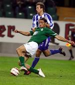 Mattias Bjärsmyr (i stribet trøje) i aktion i sin debutsæson i 2005, hvor han sammen med IFK krydsede Toto Cup-klinger med tyske Wolfsburg og den argentinske angriber Diego Klimowicz. 