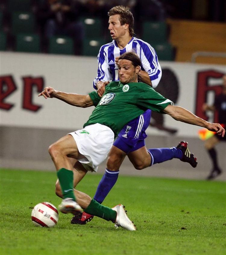 Mattias Bjärsmyr (i stribet trøje) i aktion i sin debutsæson i 2005, hvor han sammen med IFK krydsede Toto Cup-klinger med tyske Wolfsburg og den argentinske angriber Diego Klimowicz. 
