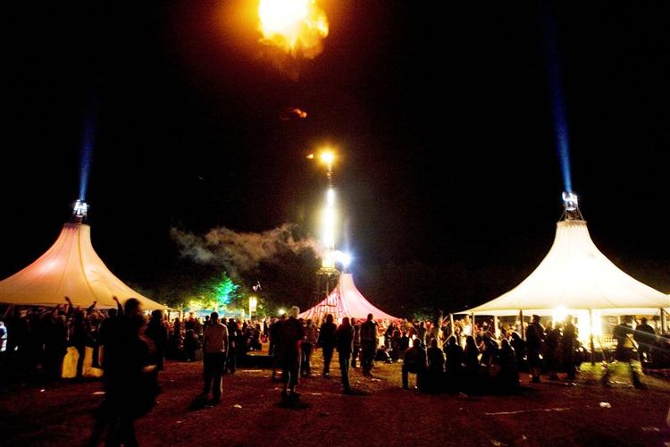 Politiet modtog søndag anmeldelser om at to kvinder er blevet voldtaget under årets Roskilde Festival. 