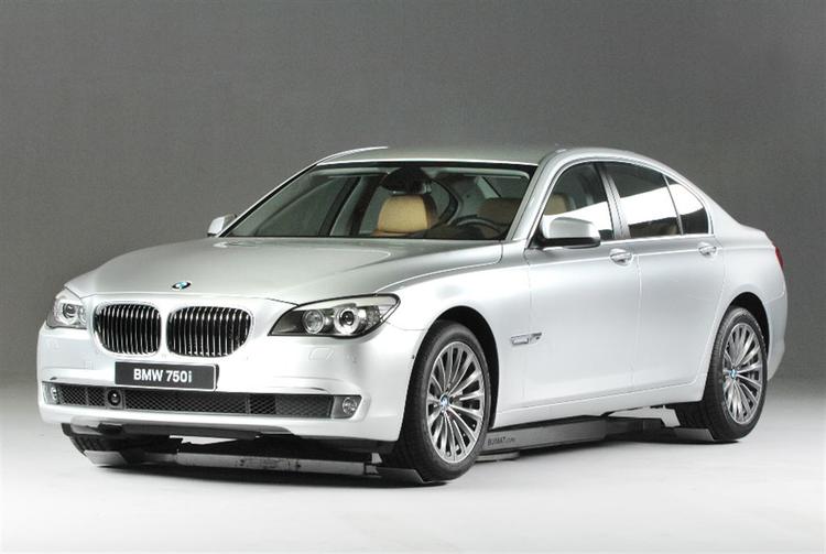 Ny stil for BMW 7-serie. Forgængeren fik skæld ud for sit design, men salget gik godt - især i USA og Mellemøsten. 