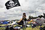 Josephine Kaner støtter sig op ad sin lejrs flag en time inden, Roskilde Festival 2008 lukkede og slukkede. 