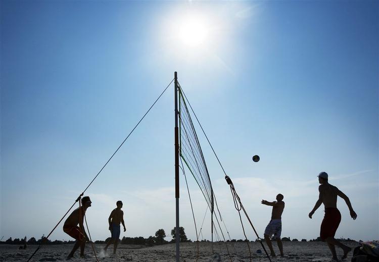 Hvis man bliver træt af at spille beachvolley, kan der fremover lånes lydbøger og tegneserier fra Københavns nye strandbiblioteker. Her et billede fra Amager Strandpark, hvor den ene af de to biblioteker vil være placeret. 