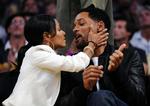 Will Smith får et kys af sin hustru Jada Pinkett-Smith  under NBA-finalerne i Los Angeles i juni. 