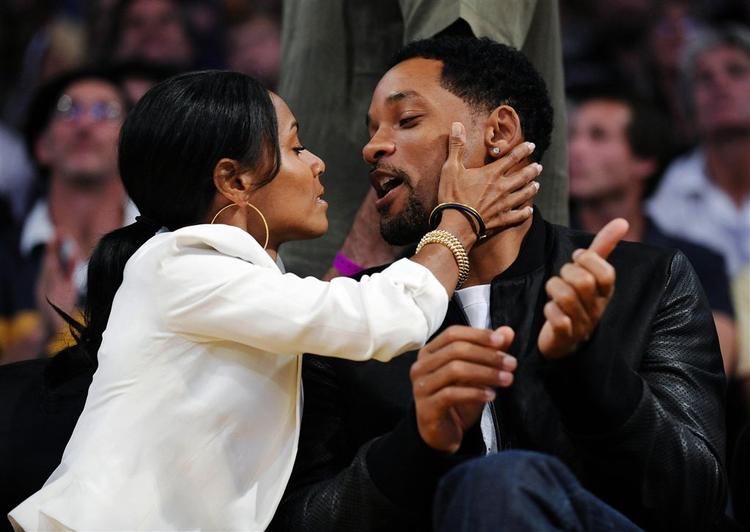 Will Smith får et kys af sin hustru Jada Pinkett-Smith  under NBA-finalerne i Los Angeles i juni. 
