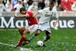 FCK har solgt Morten Bertolt (th.) til Sønderjyske. Her ses han i kamp i 2006 mod Silkeborg. 