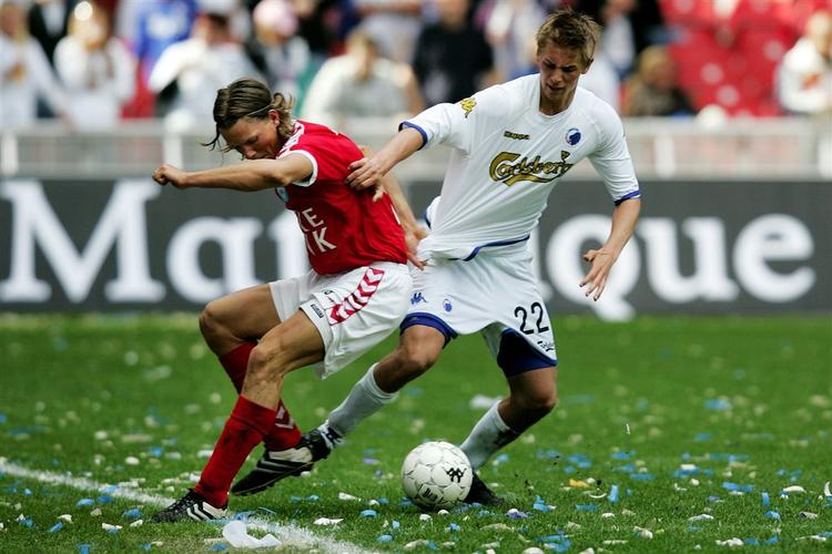 FCK har solgt Morten Bertolt (th.) til Sønderjyske. Her ses han i kamp i 2006 mod Silkeborg. 