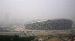 Smog hænger tungt over Beijing, bare en måned inden OL skydes i gang. Arkivfoto. 